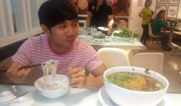 Mánh khóe khiến khách hàng luôn thua khi chinh phục “tô phở khổng lồ”