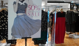 Sale off 50\%: Người nói vẫn đắt kẻ bảo hàng tồn