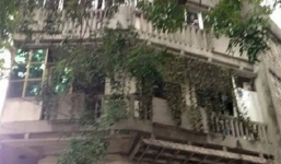 Vụ ôm bom xăng cố thủ: Một đối tượng vẫn khóa trái cửa trong nhà