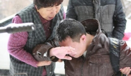 Chàng trai quỳ gối trong tuyết lạnh, khóc cầu xin bạn gái tha thứ