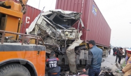 Xe container đâm trực diện xe giường nằm, 3 người bị thương