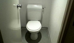 Nam sinh lớp 3 bị thầy giáo phạt dùng tay trần dọn nhà vệ sinh