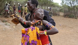 Tục 'bắt vợ' giá bằng 20 con dê,  3 con lạc đà, 10 con bò 