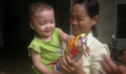 Vụ bé trai 2 tuổi bị bỏ rơi trên taxi: Mẹ đẻ được ra trai cai nghiện