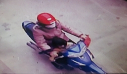 Bé 4 tuổi bị một phụ nữ lạ bế đi giữa ban ngày 