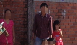 Vợ con đi vắng, rủ bạn gái về nhà ép “đập đá” rồi xâm hại