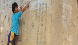 Bức thư bí ẩn trên vách núi và cây cầu đá tiên ở sông Kỳ Cùng