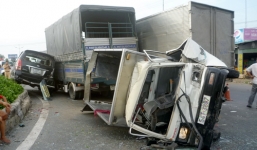 5 xe ôtô đâm liên hoàn, 2 người phải nhập viện cấp cứu