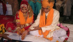 Mất vợ ngay trong đám cưới chỉ vì...một nụ hôn