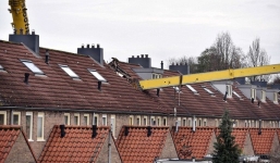  Màn cầu hôn lãng mạn làm sập nhà hàng xóm