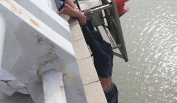 Con trai nhảy cầu tự tử, mẹ lao đến níu chặt tay chờ cứu hộ