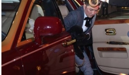 Đàm Vĩnh Hưng lái siêu xe mạ vàng lên sân khấu làm náo loạn liveshow