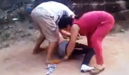 Một phụ nữ bị chặn giữa đường, cởi quần áo để quay phim