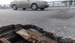 Mặt cầu trên đường 5 kéo dài trơ lõi gỗ ép