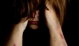 4 thanh niên lần lượt giở trò đồi bại với chị gái của bạn