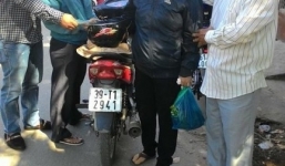 Hai 'nữ quái' chuyên móc túi ở chợ bị bắt