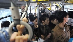 Không dám lên tiếng khi bị quấy rối tình dục trên xe buýt