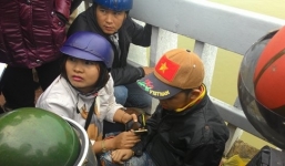 Tin mới nhất vụ bố nhảy cầu tự tử bỏ lại con đứng khóc trên bờ