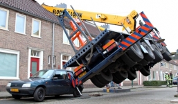 Làm sập nhà hàng xóm vì màn cầu hôn quá lãng mạn