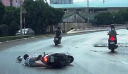 Chở bạn trai ít hơn 8 tuổi đi cướp dọc các con phố