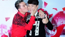 Đàm Vĩnh Hưng thân thiết với Vũ Hà trong quán bar