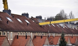 Làm sập mái nhà hàng xóm vì dùng cần cẩu cầu hôn bạn gái