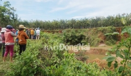 Phát hiện thi thể nam giới dưới hố sâu trong lô cao su