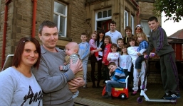 Bà mẹ sinh 17 người con chuẩn bị đón đứa trẻ thứ 18