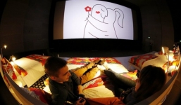 Kê giường trong rạp chiếu phim: Thật như đùa