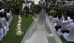 Thủy Tiên xinh đẹp trong đám cưới ngoài trời với Công Vinh