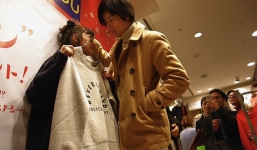 Nhân viên nam điển trai 'dồn khách vào tường' 'kích' chị em mua sắm