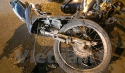 Va chạm với xe ba bánh, thanh niên lái xe máy bị taxi cán trọng thương