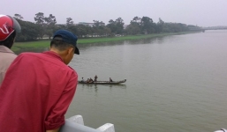 Tìm thấy thi thể người cha nhảy sông tự tử, bỏ lại con trai 9 tuổi