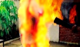 Người đàn ông mua xăng về tự tử ngay trước cửa nhà