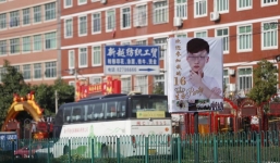 Đại gia treo biển mời sinh nhật quý tử khắp thành phố