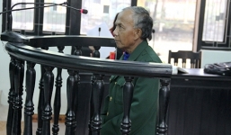 Cụ ông cho tiền bé gái 14 tuổi để làm trò bị ổi