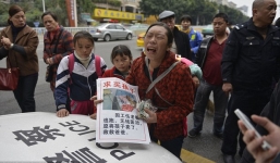 Rao bán con trong nước mắt để lấy tiền chữa bệnh cho chồng