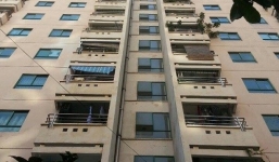 Một cô gái trẻ rơi từ tầng 16 xuống tử vong