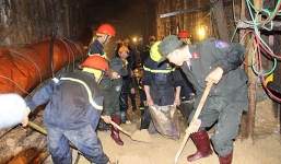 Sập hầm thủy điện 12 người mắc kẹt: Phó Thủ tướng vào hiện trường nói chuyện với 12 nạn nhân