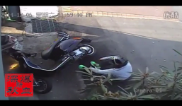 Thanh niên thoát chết thần kỳ dưới bánh xe tải