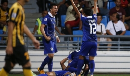 Được penalty tưởng tượng, Thái Lan chạm tay vào cúp