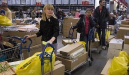 Đồng Rúp mất 60\% giá trị, người dân Nga 'cuống cuồng' đi mua sắm