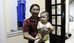 Bé bị bỏ rơi trên taxi vào Trung tâm vì bố... chưa xong thủ tục