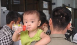 Bàn giao bé trai 2 tuổi bị mẹ bỏ rơi trên taxi cho trung tâm xã hội