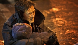 Rơi nước mắt cảnh cụ ông ôm xác vợ dưới trời lạnh 24 độ C