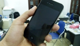 Vừa đi xe máy vừa nghe điện thoại, thiếu nữ bị cướp Iphone