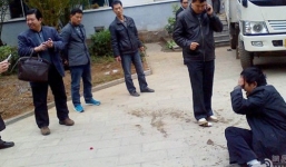 Trung Quốc: 'Quan huyện' cười khẩy trước người uống thuốc trừ sâu, dân mạng phẫn nộ