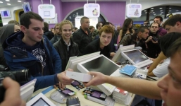 Người Việt đổ xô đặt mua iPhone 6, iPad, smartphone giá cực hời tại Nga