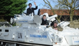 Bố lái xe tăng 17 tấn chở con đi học