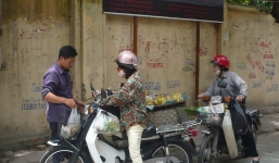 Hà Nội sẽ xử lý hành vi dừng xe mua bán hàng hóa ở lòng đường, vỉa hè
